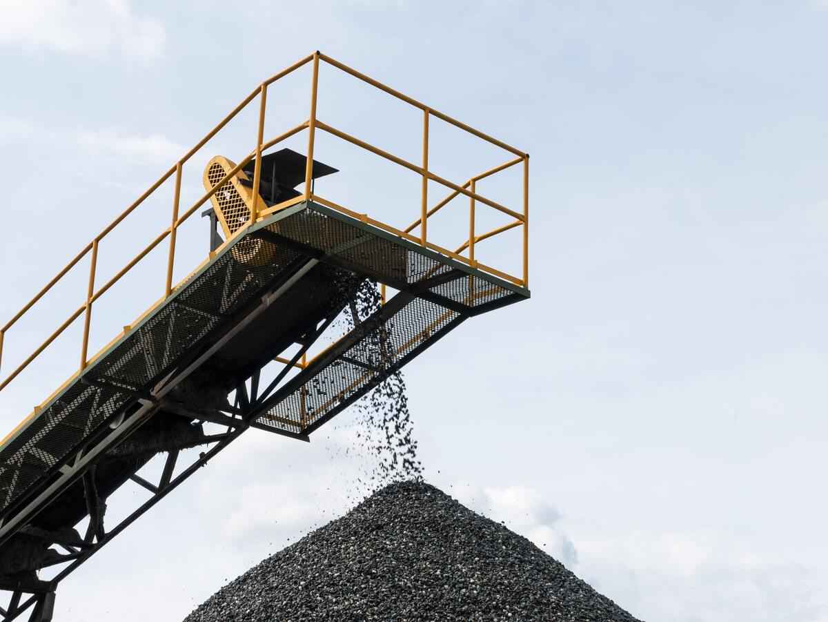 tumpukan pasir sebagai sumber daya alam mineral