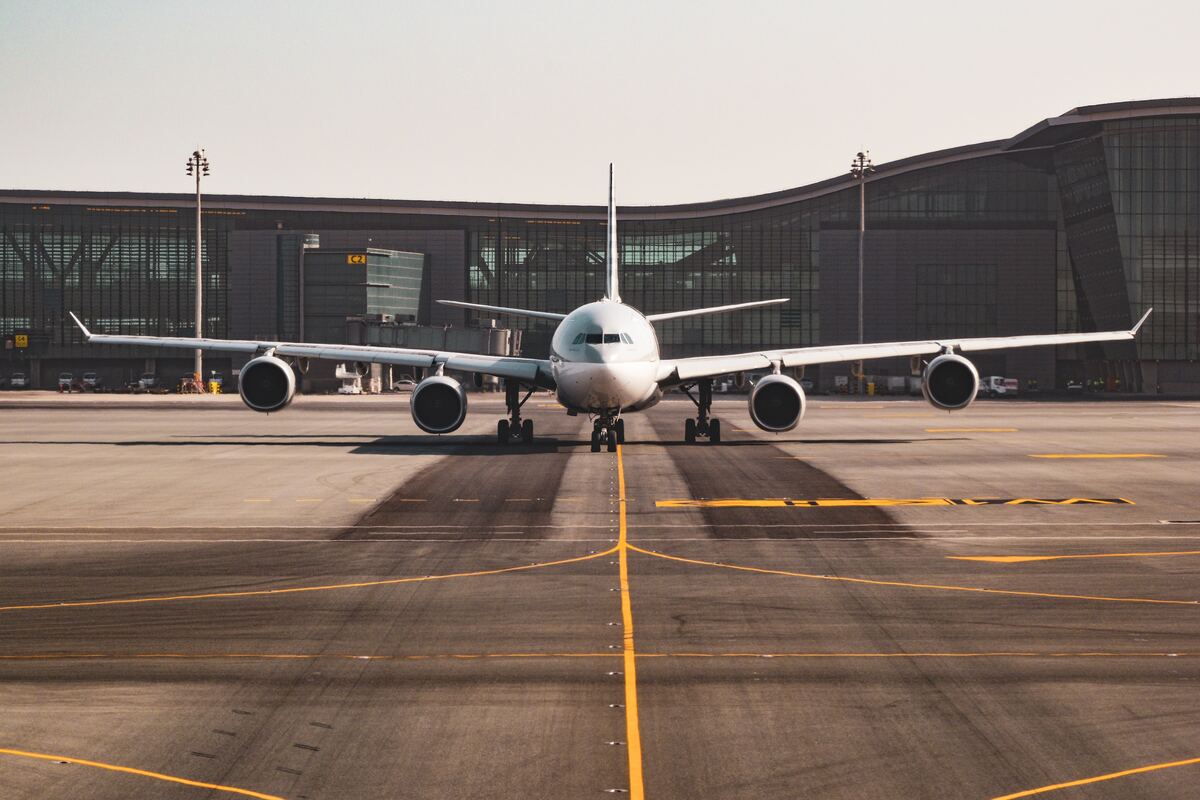 Pesawat terbang sedang take off di landasan bandara